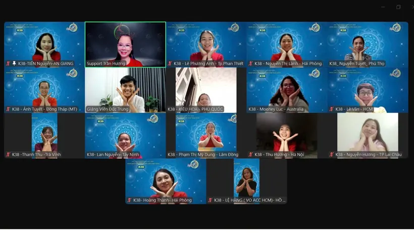 Lớp đào tạo qua Zoom của Học viện Gia Đình Yoga